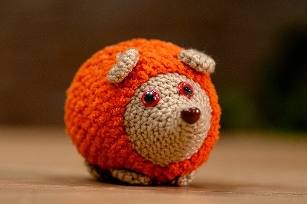 Мини хеклана играчка јеж